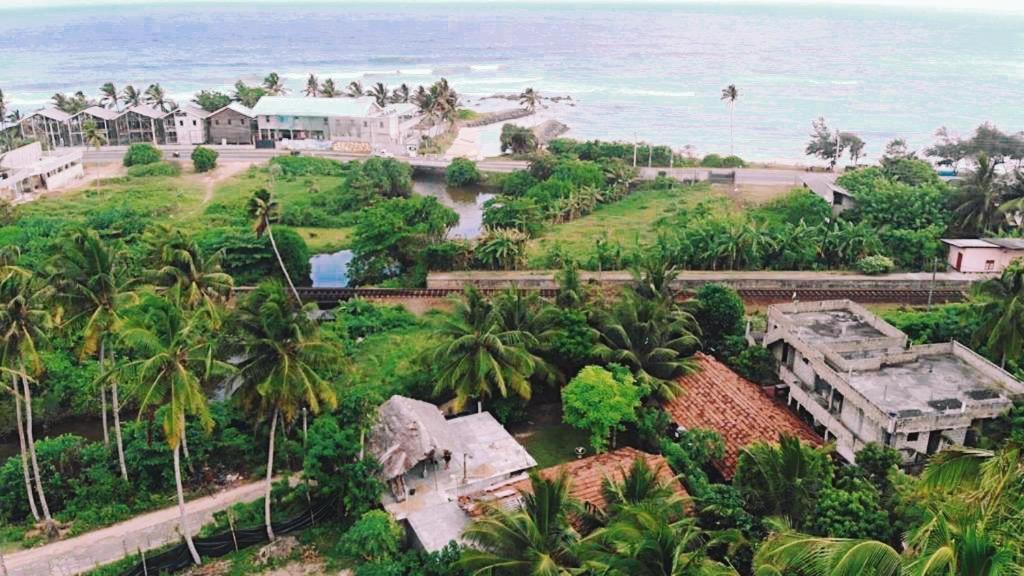 Lotus Surf House Hotel Midigama Timur Bagian luar foto