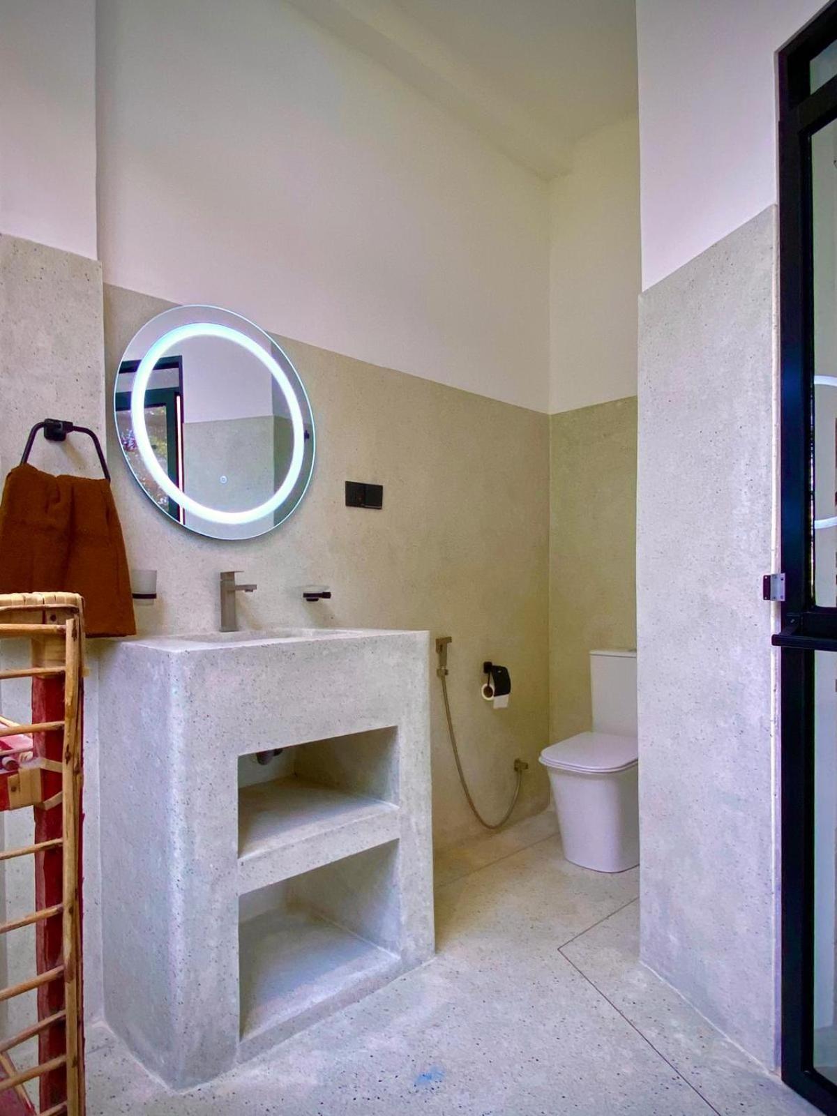 Lotus Surf House Hotel Midigama Timur Bagian luar foto