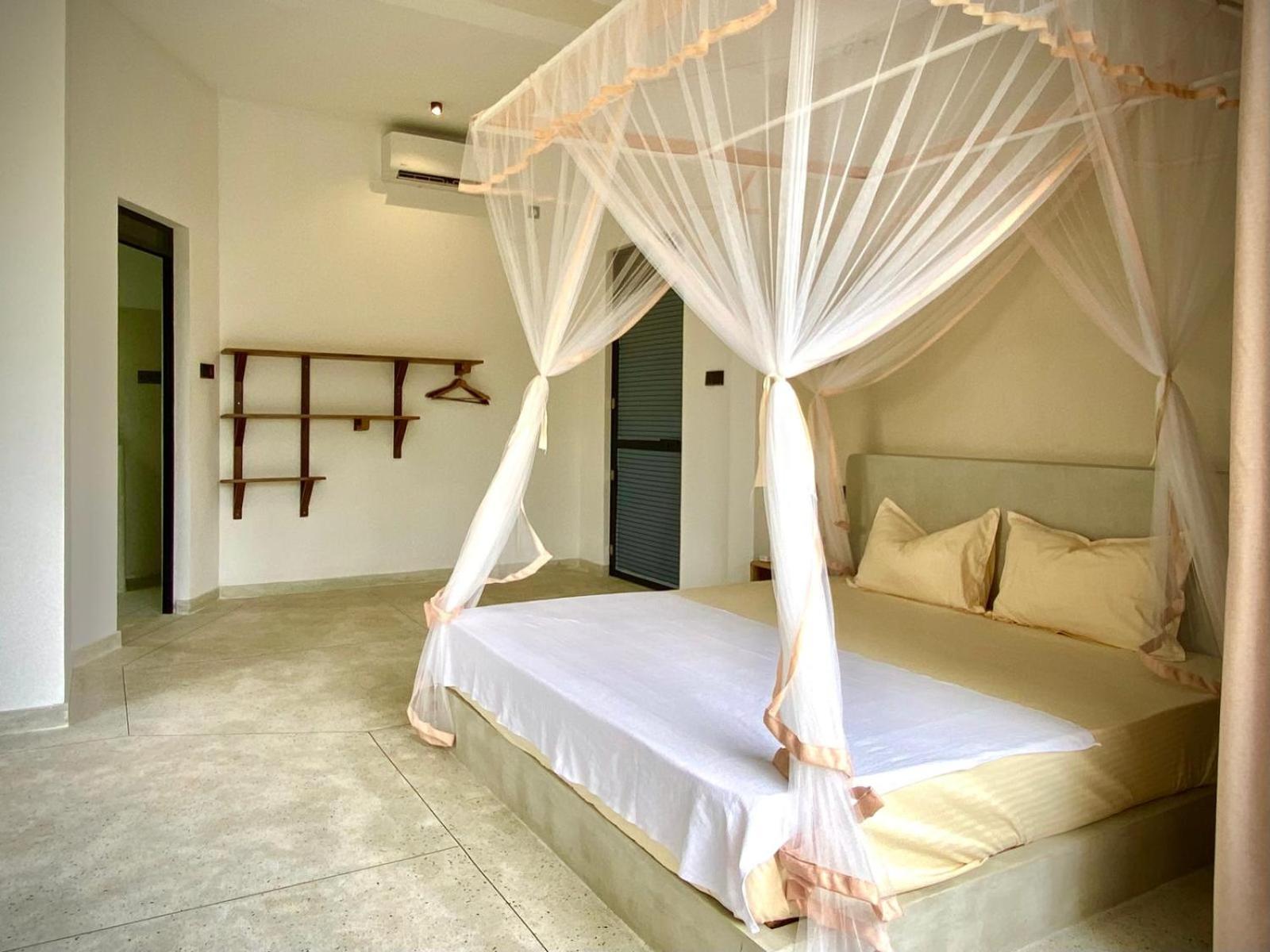 Lotus Surf House Hotel Midigama Timur Bagian luar foto