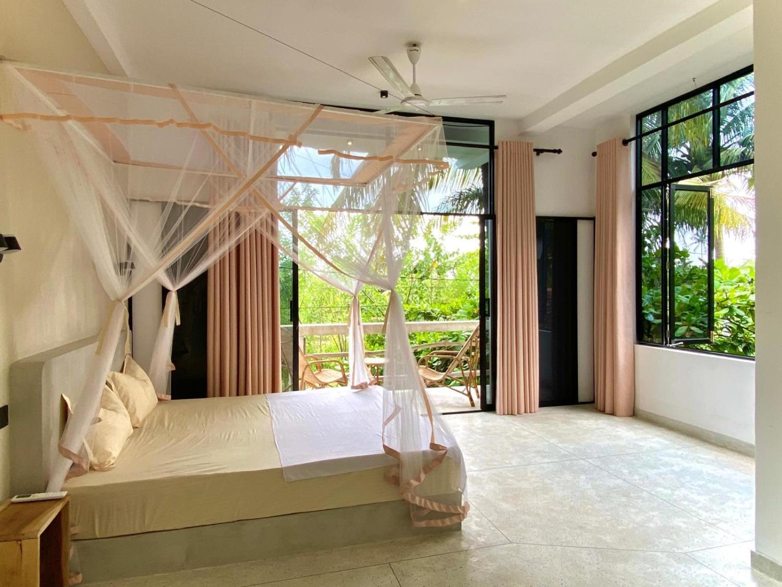 Lotus Surf House Hotel Midigama Timur Bagian luar foto