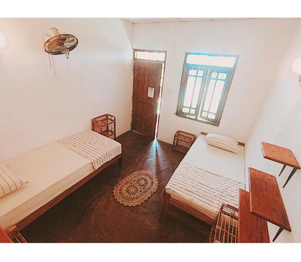 Lotus Surf House Hotel Midigama Timur Bagian luar foto